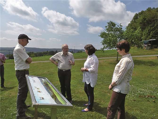 Jürgen Becker (OG Roßbach) im Gespräch mit Begoña Hermann (SGD Nord), Dr. Fritz-Werner Kniepert und Mette Zillich (MULEWF).