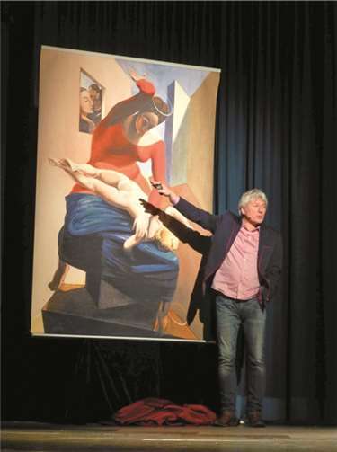 Jürgen Becker enthüllte zur Eröffnung seines unterhaltsamen Exkurses durch die Kunstgeschichte eine Kopie des berühmten Bildes „Die Jungfrau züchtigt das Jesuskind“ von Max Ernst. privat