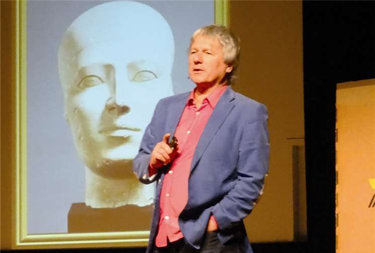 Jürgen Becker erläutert den Zuschauern seine Interpretation von Kunst. JFR