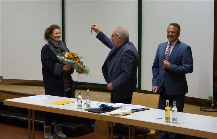 Jürgen Becker übergab an Claudia Lo Iacono symbolisch die „Schlüssel der Gemeinde“. Foto: privat
