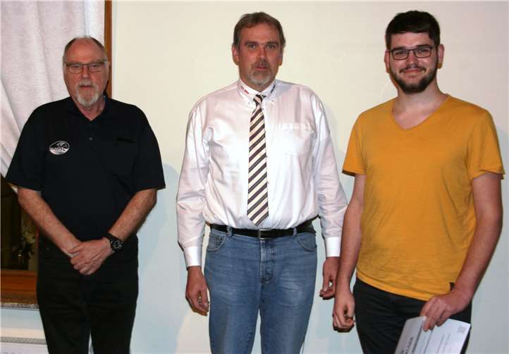 Jürgen Becker (v. l.) und Henner Mattheus zeichneten Jonas Lorscheid mit dem Mitgliedsehrenzeichen Bronze aus.
