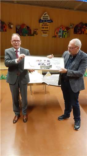 Jürgen Becker wurde eine Collage überreicht.Foto: privat