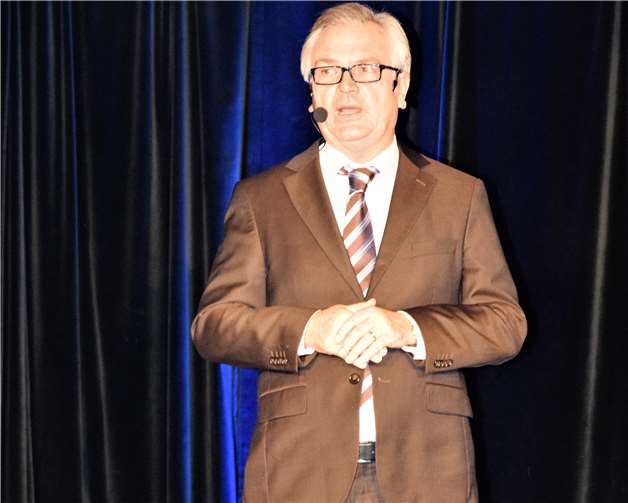 Jürgen Beckers mit dem Künstlernamen Jürgen B. Hausmann begeistere sein Publikum auf der Kleinkunstbühne des Kreaforums in Morenhoven.EICH