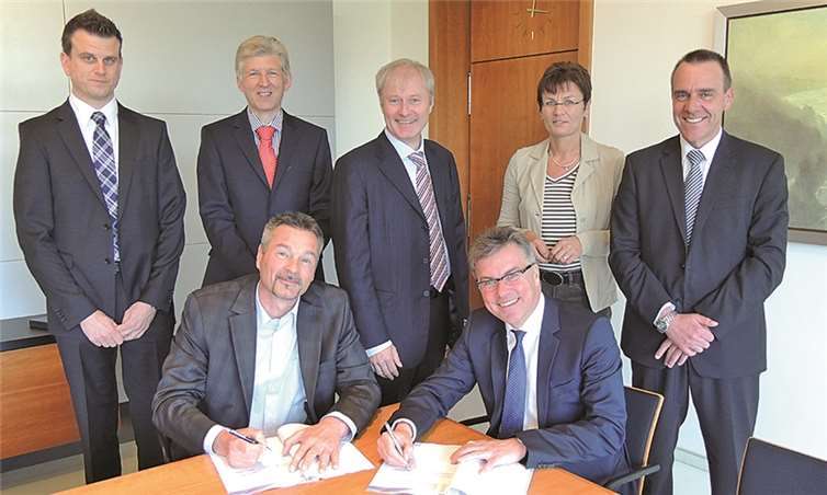 Jürgen Bepperling, Geschäftsführer Stadtwerke Herborn, vorne links, und Bernd Wieczorek, Mitglied des Vorstandes KEVAG, vorne rechts, unterzeichneten den Vertrag über die Stromlieferung durch KEVAG an die Stadtwerke Herborn. Auf die weitere Zusammenarbeit freuen sich zudem, hinten v.l. Steffen Dobener, Stadtwerke Herborn, Thomas Marra, KEVAG, Peter Ernst, KEVAG, Ulrike Simon, KEVAG und Peter Hehl, KEVAG.KEVAG/Behrendt