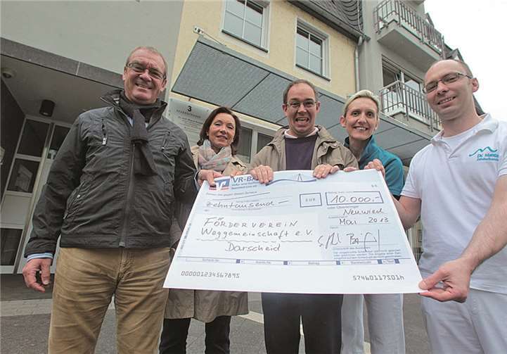 Jürgen Brink (l.), der auch Vorsitzender des Fördervereins ist, nahm gemeinsam mit Sohn Andreas (Mitte) den Scheck in Höhe von 10.000 Euro von Dr. Sebastian Mantai (r.), Zahnarzthelferin Christiana Menzenbach (2. v. r.) und Ingrid Brink (2. v. l.) entgegen nehmen. privat