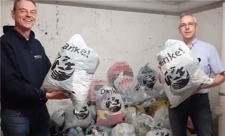 Jürgen Busenkell vom Bolivienverein Kruft freut sich mit Pfarrer Norbert Missong über jede einzelne Spende, die den bedürftigen Kindern und Jugendlichen zugutekommen wird.Foto: Birgit Busenkell