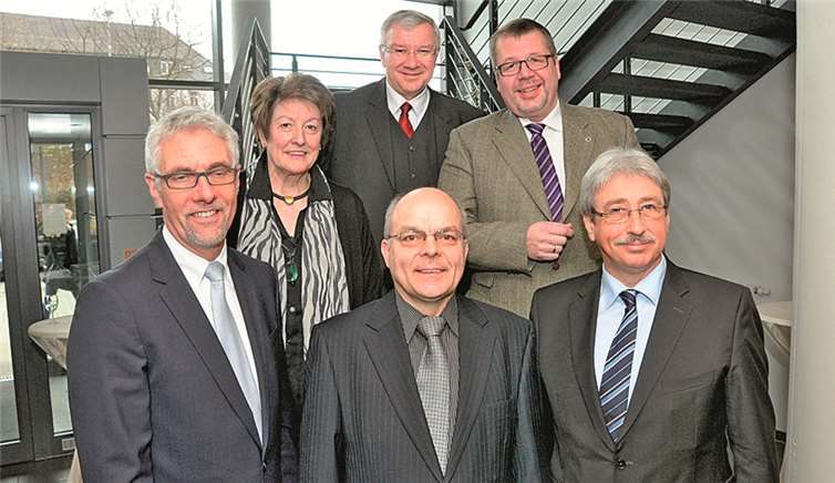 Jürgen Czielinski (vorne Mitte) mit seinem Nachfolger Wolfgang Hoffmann,Henning Schröder (l.), Ingeborg Henzler, Joachim Hofmann-Göttig und Joe Weingarten. UKO