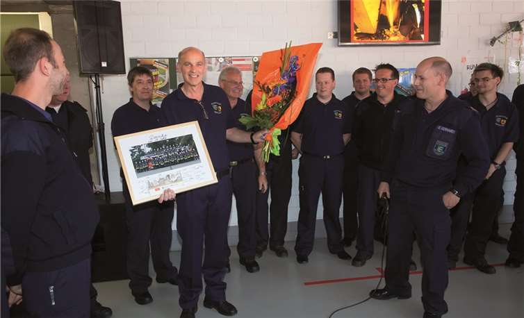 Jürgen Dills erhielt für 19 Jahre Wehrführer den Dank der Feuerwehrkameraden. WT