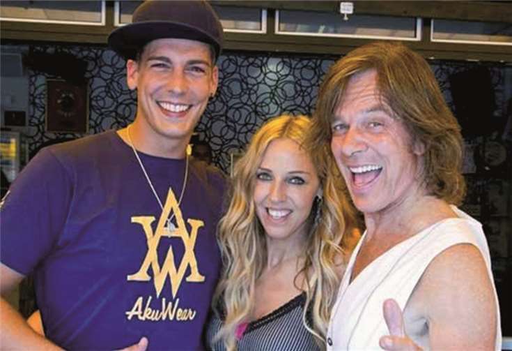 Jürgen Drews, der ungekrönte „König des Après-Ski“ (rechts) trifft beim Hüttengaudi-Special in Köln auf seinen potenziellen Nachfolger, DSDS-Star und Mädchenschwarm Norman Langen (links). privat