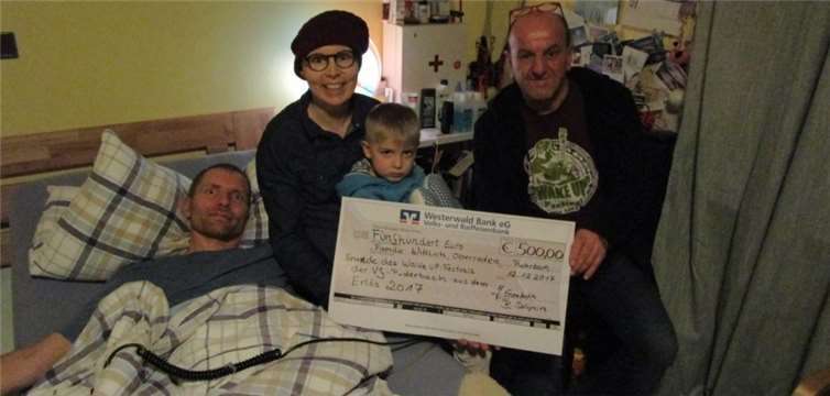 Jürgen Eisenhuth und Benjamin Skupin überreichten stellvertretend für die Jugendpflege Puderbach und die „WUF“ Crew eine Geldspende in Höhe von 500,00 Euro an die in Oberraden lebende Familie Wittlich.privat