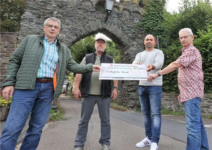 Jürgen Engel, Reiner Kubernath und Dieter Pinhammer übergaben die Spende an Marco Kappelmaier. Foto: privat