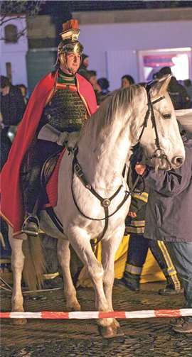 Jürgen Esser trat erstmals als St. Martin beim Rheinbacher Martinszug auf.