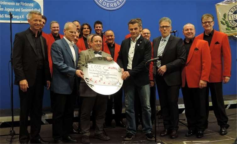 Jürgen Frensch (3. v. l.), Vorstandsvorsitzender des TuS Niederberg, freute sich über die 6.000 Euro, die Lotto-Vertriebschef Manfred Meder (3. v. r.) ihm für die beiden Fördervereine überreichte. BSB