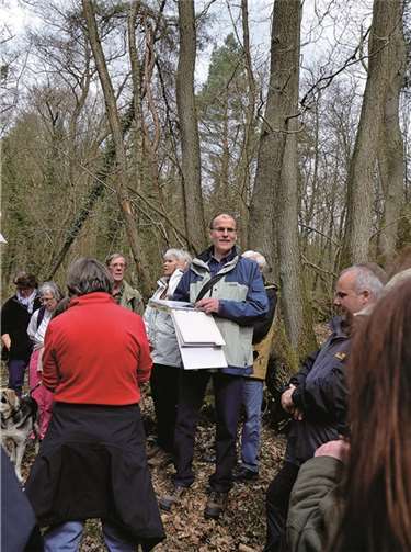 Jürgen Fuchs erläuterte auf der historische Wanderung Hintergründe zur lokalen Bergwerksgeschichte.