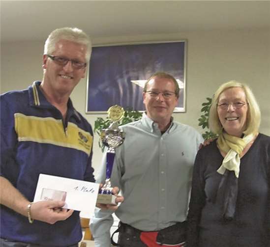 Jürgen Fuchs konnte beim diesjährigen Skatturnier in St. Sebastian den Siegerpokal entgegennehmen.privat