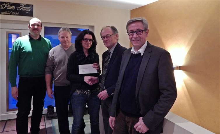 Jürgen Geifes, Obermeister der Maler-Innung Mittelrhein-Mosel-Eifel, sein Stellvertreter Patrick Klein, Ralf Gilles, Betriebsinhaber der Firma Peter Gilles aus Polch, der die Arbeiten ausgeführt hat, sowie Helmut Weiler, Geschäftsführer der Kreishandwerkerschaft Mittelrhein konnten den ersten Scheck an Nicole Plaas übergeben. privat
