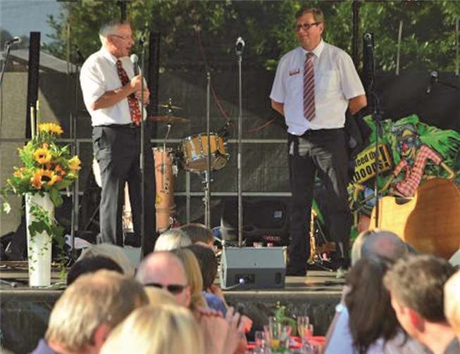 Jürgen Gerz, Einrichtungsleiter des Seniorenzentrums eröffnete die Feierlichkeiten mit Prof. Dr. Joachim Hofmann-Götting, Oberbürgermeister der Stadt Koblenz.