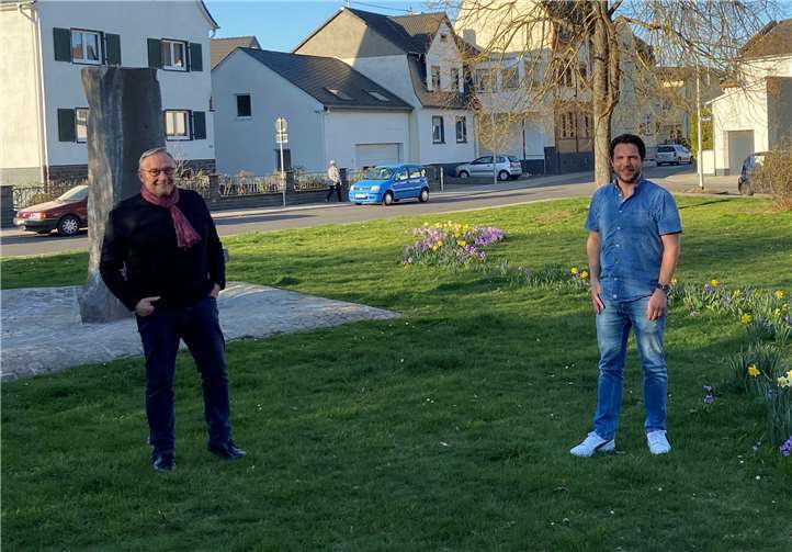 Jürgen Grevenrath und Ortsvorsteher Thomas Roos auf dem Brunnenplatz.Quelle: Ortsverwaltung Rübenach