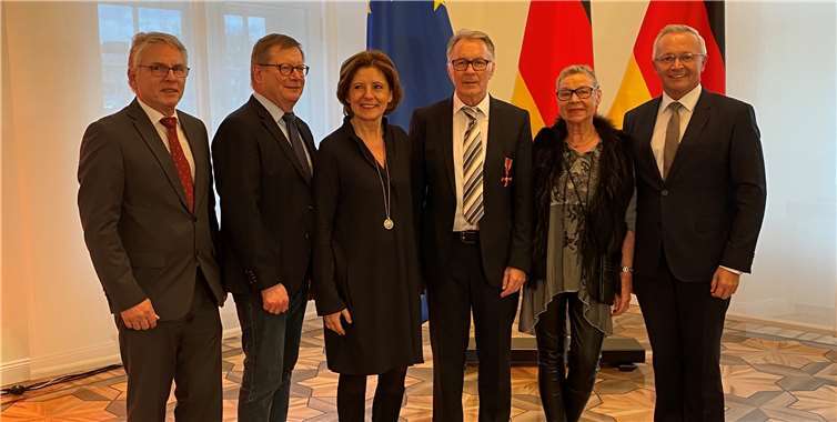Jürgen Grünwald (3.v.r.) aus Waldbreitbach wurde in Mainz mit dem Verdienstkreuz der Bundesrepublik Deutschland ausgezeichnet. Er erhielt diese hohe Auszeichnung aus den Händen von Ministerpräsidentin Malu Dreyer (3.v.l.). Auch der Neuwieder Landrat Achim Hallerbach (rechts) gehörte zu den Gratulanten, die ihn neben Gattin Juliane Grünwald (2.v.r.), Christian Robenek (links) , Erster Beigeordneter der VG Rengsdorf-Waldbreitbach und Waldbreitbachs Ortsbürgermeister Martin Lerbs nach Mainz begleiten durften. Quelle: Kreisverwaltung Neuwied