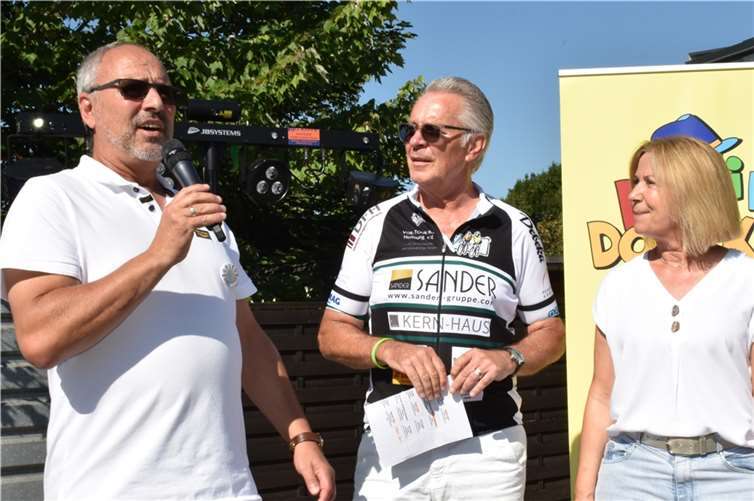 Jürgen Grünwald Mitte interviewte das Gastgeberehepaar Burkhard und Laura Weller.