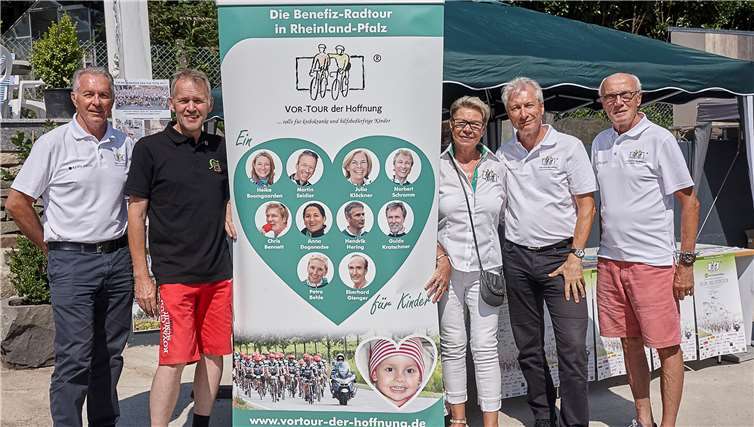 Jürgen Grünwald Organisator der Vortour der Hoffnung, Ulli Korth Steinmetz & Organisator GENUSS PUR, Juliane Grünwald, Norbert Schramm und Rudi Roth bei der Spendenübergabe. Matthias Brandt Fokus Fotostudio