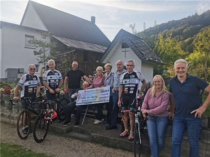 Jürgen Grünwald, der Gründer und Ehrenvorsitzende der VOR-TOUR der Hoffnung, ließ es sich nicht nehmen, die Spende persönlich entgegenzunehmen. Quelle: Dorfgemeinschaft Niederbuchenau