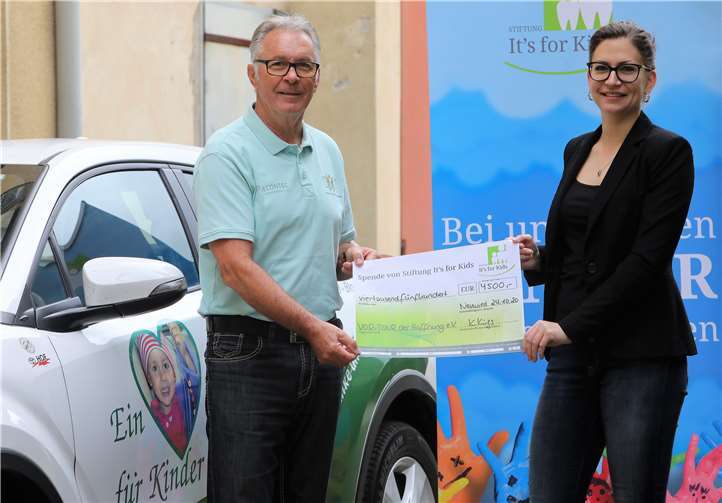 Jürgen Grünwald freut sich über die Spende von Karolin Krings. Foto: privat