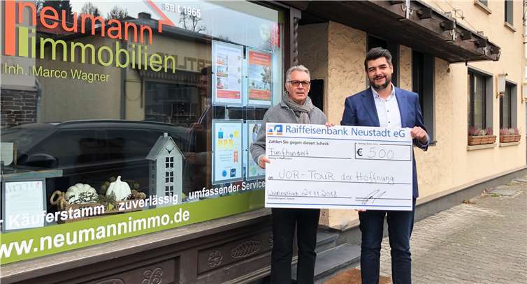 Jürgen Grünwald (li.) nahm von Inhaber Marco Wagner den Scheck entgegen. privat