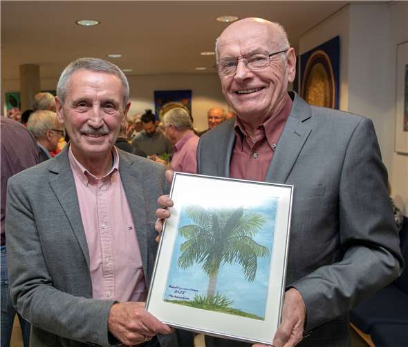 Jürgen Haushalter (rechts) ist der diesjährige Preisträger der OASE-Palme als Auszeichnung für besondere Leistungen im Ehrenamt. OASE-Vorsitzender Joachim Szech (links) überreichte ihm den Preis beim Jahresempfang in den Räumlichkeiten des Caritashauses. JOST