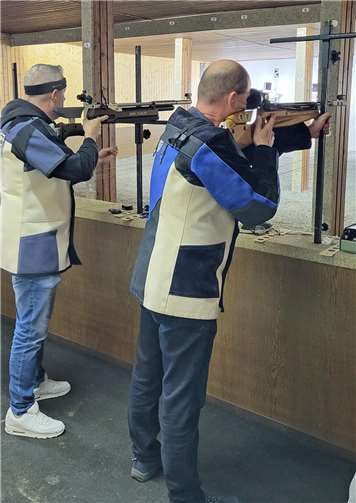 Jürgen Hein (r.) brachte mit 97 Ringen Brachtendorf in Führung. Fotos: Jürgen Kreusch