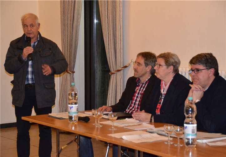 Jürgen Hein (v. l.) vom Arbeitskreis Flüchtlinge, Pressesprecher Bernd Kreuer, Bürgermeistering Petra Kalkbrenner und der Swisttaler Flüchtlingskoordinator Peter Nitschke informierten die Bürger in Buschhoven und gingen auf geäußerte Bedenken ein. Weigert