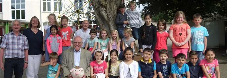 Jürgen Hein (v.l.), Hanne Kirleis, Eberhard Müller-von der Bank, Michael Gadow sowie Schülerinnen und Schüler zusammen mit Flüchtlingskindern, die aus dem Irak, Syrien, Armenien und Afghanistan kommen. Gemeinde Swisttal