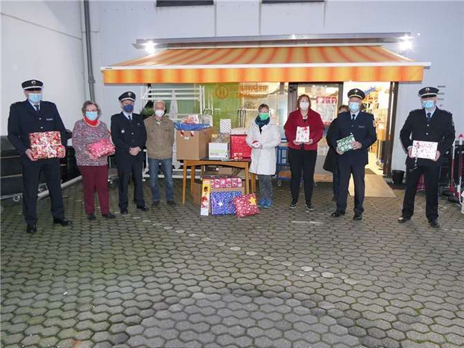 Jürgen Hein von der Swisttaler Tafel nahm die Geschenke im Rahmen der diesjährigen Wünscherfülleraktion entgegen.Foto: privat