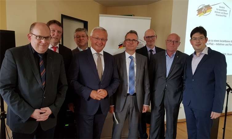 Jürgen Hesch, Landkreistag; Klaus Langhals, Sparkasse Neuwied; Herbert Sommer, stellv. Bauabteilungsleiter im Finanzministerium; Achim Hallerbach, Landrat Landkreis Neuwied; Andreas Frank, Vorsteher Finanzamt Neuwied; Folker Gratz, Investitions- und Strukturbank Rheinland-Pfalz (ISB); Michael Siegel, Koblenzer WohnBau; Michael Mang, Bürgermeister Stadt Neuwied (v.l.).  Kreisverwaltung Neuwied