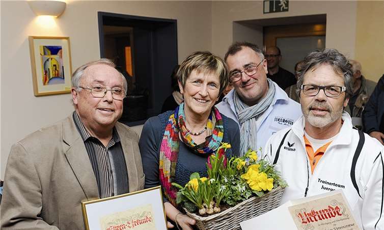 Jürgen Hildebrand ehrte Ute Lindner für 50-jährige Mitgliedschaft, Horst Kettermann wurde aufgrund seiner Verdienste um den Verein zum Ehrenmitglied ernannt. FIX