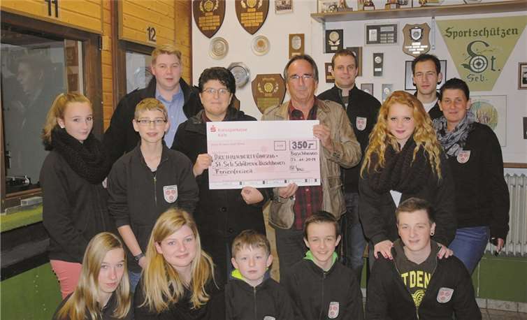 Jürgen Höhle und sein Vorstandskollege Tobias Leuning bei der Scheckübergabe an die Jugendleiterin Nicole Overkamp.Privat