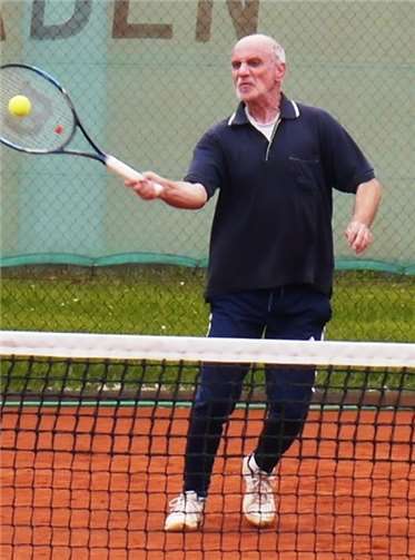 Jürgen Hoffmann (TC Straßenhaus) war jeweils im Einzel und im Doppel mit Heinz-Gerd Schneider nach Match Tiebreak erfolgreich und sorgte somit für ein 7:7 gegen den favorisierten RTC Arenberg.