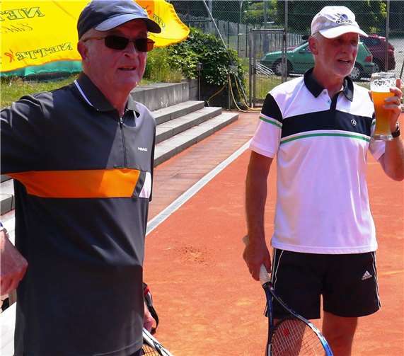 Jürgen Hoffmann (re) gewann sein Einzel zum wiederholten Male erst im Match Tie Break! Mit 0:6, 6:2 und 10:1 war er gegen Klaus Dott erfolgreich. Dieter Schreiber machte es wieder einmal spannend bei seinem Erfolg gegen Rudolf Hartmann (1:6, 6:3, 11:9). Das alkoholfreie Bier hatten sich beide verdient. Foto: Dietrich Rockenfeller/TC Straßenhaus
