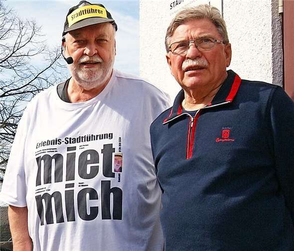 Jürgen Johannsen (rechts) informiert als Vorsitzender der Gesellschaft für Stadtgeschichte und Kultur den Stadtführer Kurt Frank über das Stadtmuseum.Foto: privat