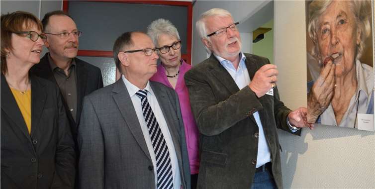 Jürgen Keutzer (rechts) vom Filmclub Dernbach Westerwald erklärt anhand eines Fotos, wie er das Thema „wie ich im Alter lebe, bestimme ich selbst!?“ fotografisch aufgegriffen hat. IF