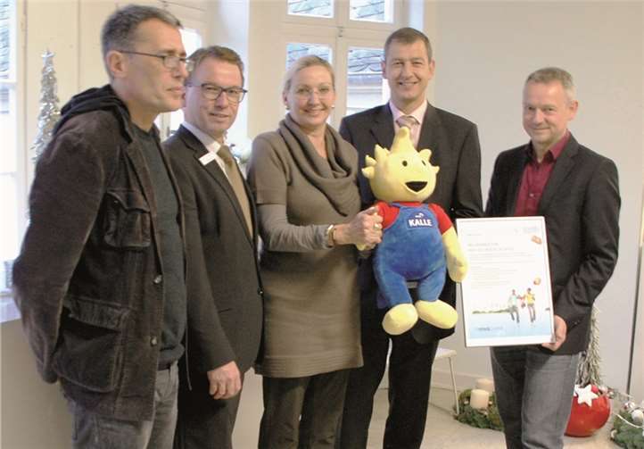 Jürgen Klein, stellvertretender Leiter des Jugendhilfezentrums Bernardshof in Mayen, Wolfgang Treis, Oberbürgermeister der Stadt Mayen und Regina Freisberg, Leiterin der Jugendeinrichtung freuten sich über die Spende, die Michael Dötsch, RWE-Kommunal-betreuer und Achim Danhausen von Westnetz in Saffig, dem Verteilnetzbetreiber der RWE Deutschland, überreichten (v.l.n.r.).privat