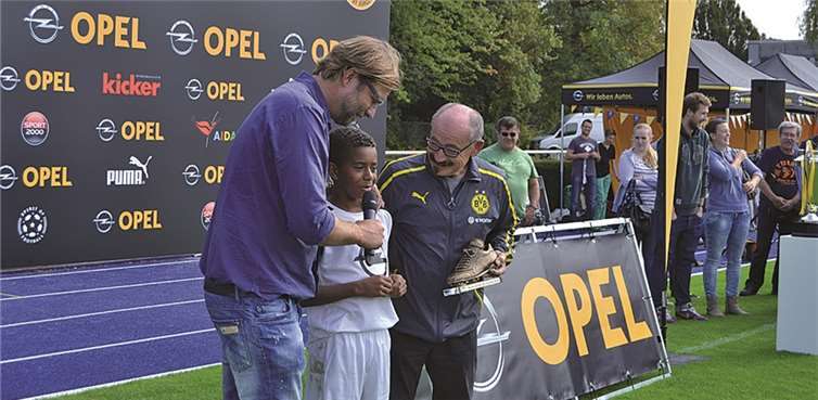 Jürgen Klopp bei der Ehrung des besten Spielers des Turnieres. Archiv/Ute Weiner
