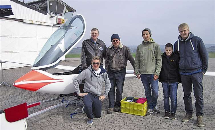 Jürgen Koch (3.v.l.) beim Aufrüsten seines neuen Segelflugzeuges.privat