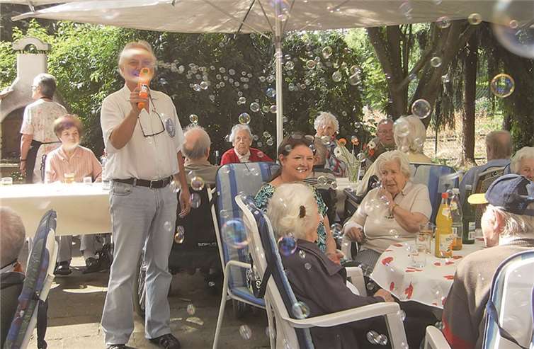 Jürgen Koch erfreute die Seniorinnen und Senioren mit einer Seifenblasenpistole. privat