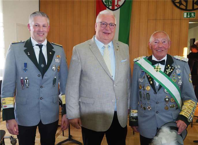 Die Ehrenbürgerschaft für einen Mayener mit Herz und Seele Jürgen Kreusch mit Vorgänger an der Spitze der Schützen, Günter Langenfeld (r.) und Nachfolger Pierre Prüm (l.).