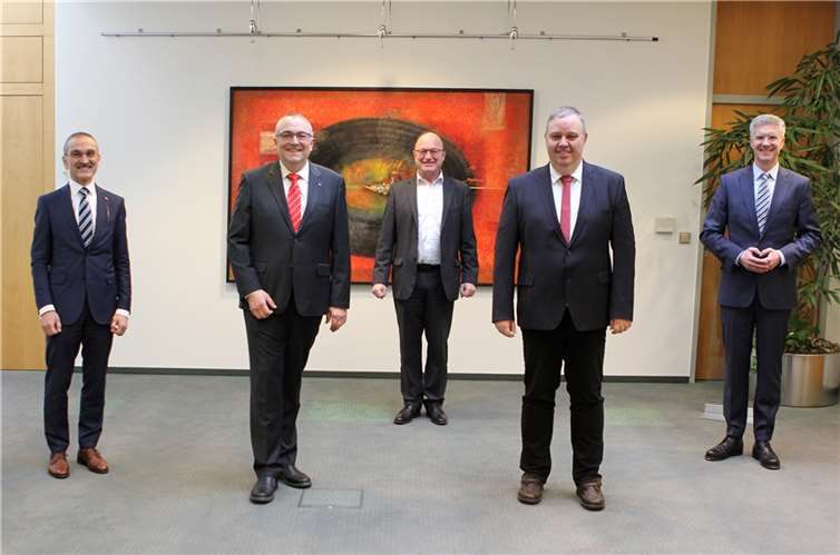 Jürgen Maurer (2. von links) und Martin Groenewald (2. von rechts) feiern in diesem Monat ihr 40-jähriges bzw. 25-jährigen Dienstjubiläum. Das Vorstandsteam Dr. Hermann-Josef Richard (1. von links) und Thomas Paffenholz (1. von rechts) sowie der Leiter der Abteilung Personalmanagement Martin Groß gratulierten den Kollegen im Rahmen einer Feierstunde und dankten den Jubilaren für ihr jahrzehntelanges Engagement.