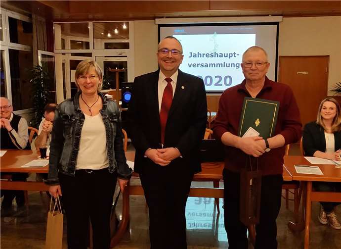 Jürgen Maurer (Mitte) mit den beiden Jubilaren Petra Vogt und Heinz Arenz während der Jahreshauptversammlung.Foto: privat
