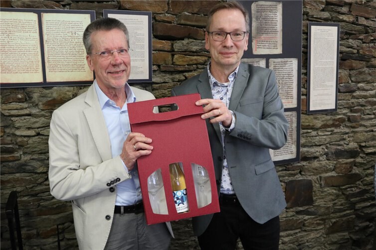 Jürgen Menge (l.), der die Stadt Sinzig im Wiederaufbau tatkräftig unterstützt hat, wurde von Bürgermeister Andreas Geron verabschiedet.