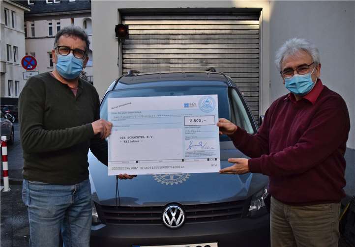 Jürgen Michel nimmt für die Schachtel e.V. den Spendenscheck von Willie Beckmann, MvSt. (Vorsitzender) der Koblenzer Freimaurerloge, entgegen.Foto: privat