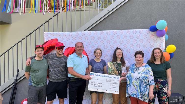 Jürgen Mittler (3. v. l) überreichte einen Scheck für die KaMäJu in Höhe von 300 Euro an Hiltrud Surges (2. v. r.).  Foto: privat